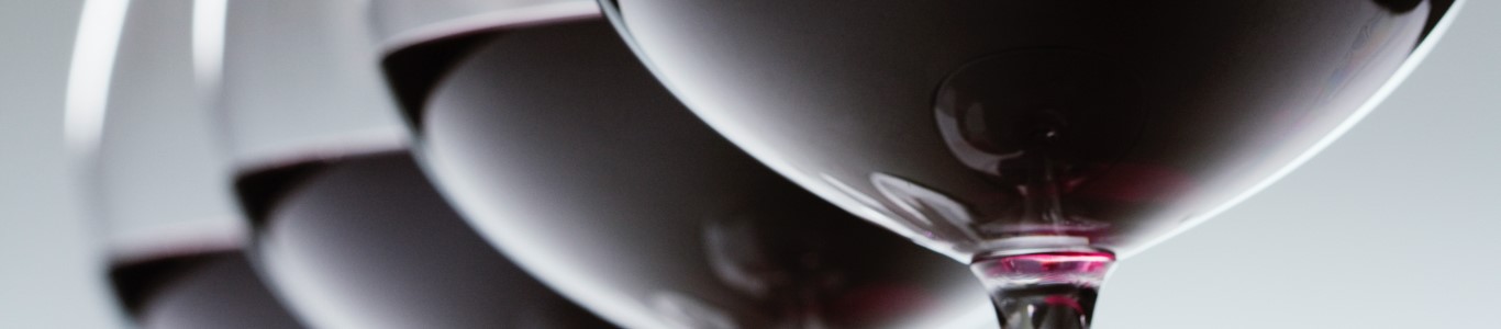 Rotwein in edlen Gläsern, Weinverkostung-Ausschnitt Rotwein in edlen Gläsern, Weinverkostung-Ausschnitt