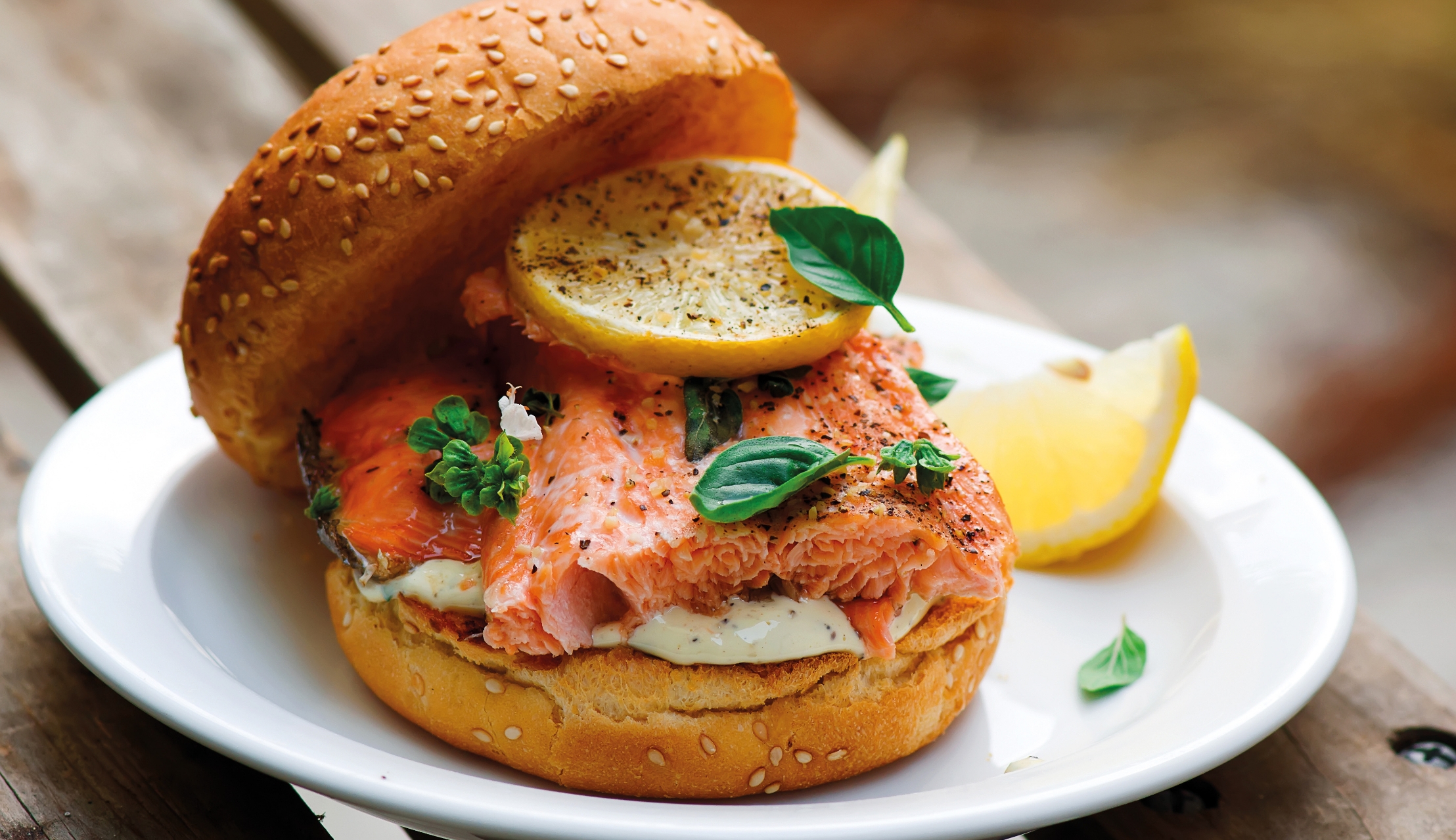 Lachs-Burger mit Kräutern Lachs-Burger mit Zitrone und Kräutern, passend zu Wein