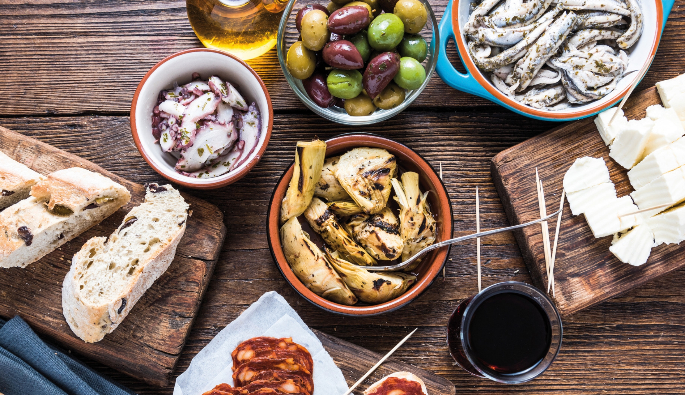 Tapas Weinprobe mit Tapas und Antipasti auf Holzplatte