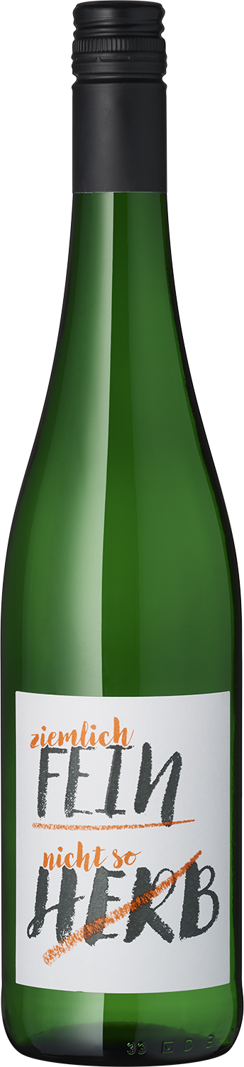 "Ziemlich fein, nicht so herb" Riesling Grüne Weinflasche mit weißem Etikett, Nahaufnahme