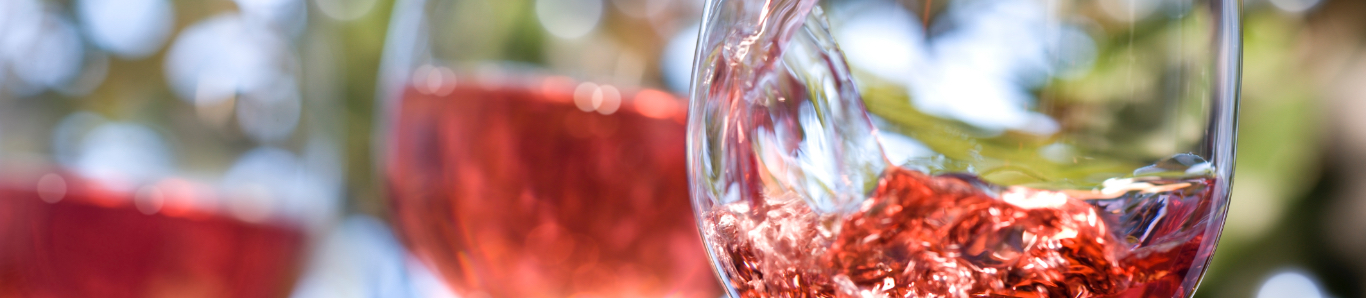Wein wird ins Glas gegossen, Nahaufnahme, Rosewein Wein wird ins Glas gegossen, Nahaufnahme, Rosewein