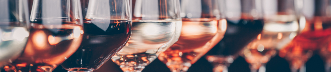 Weinverkostung: Gläser mit Weiß-, Rosé-, Rotwein Weinverkostung: Gläser mit Weiß-, Rosé-, Rotwein