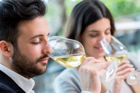 Weinkenner beim Riechen am Glas Weißwein