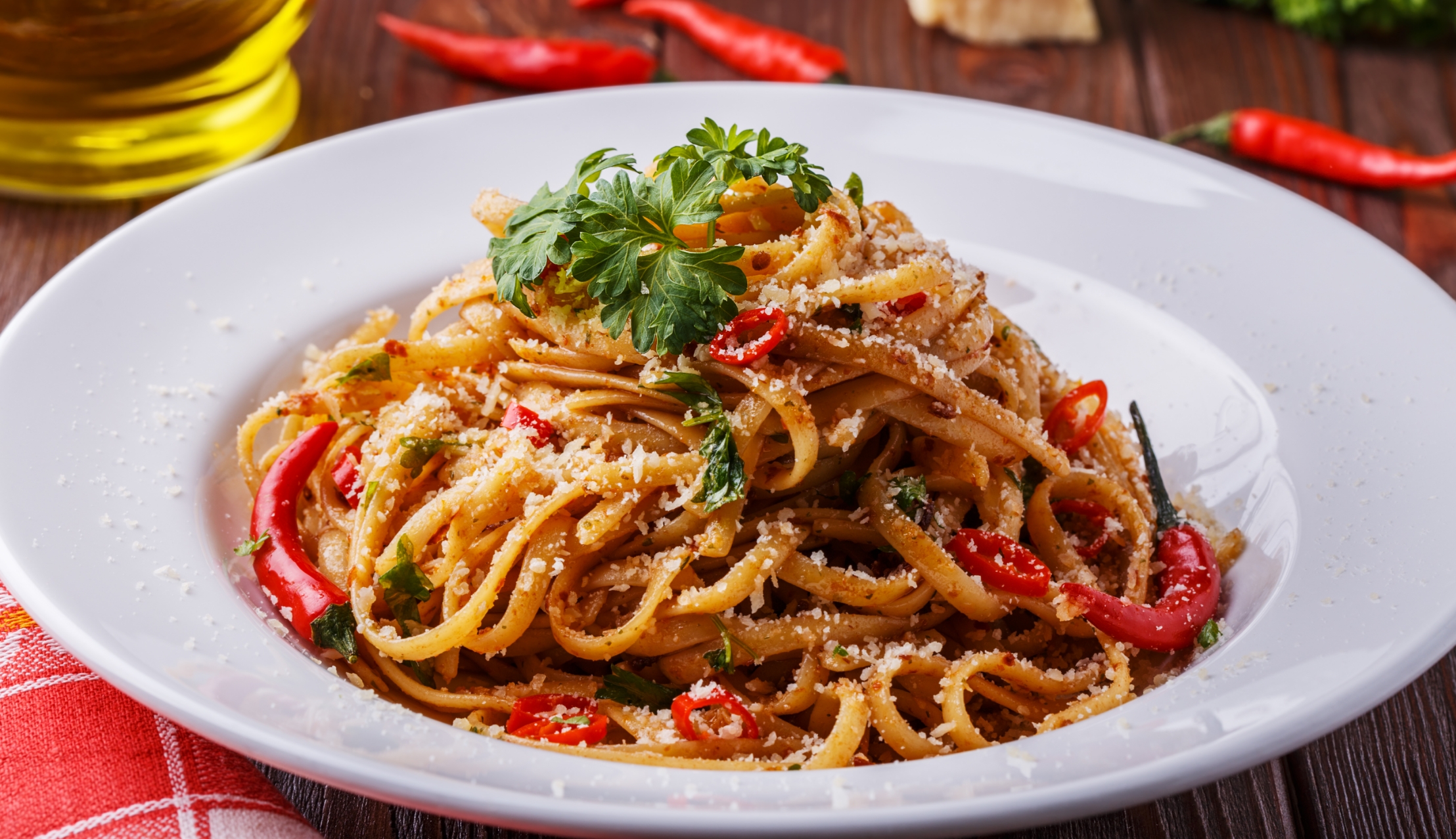 Pasta all‘ Arrabbiata Pasta Gericht mit Käse und Chili, Weinempfehlung