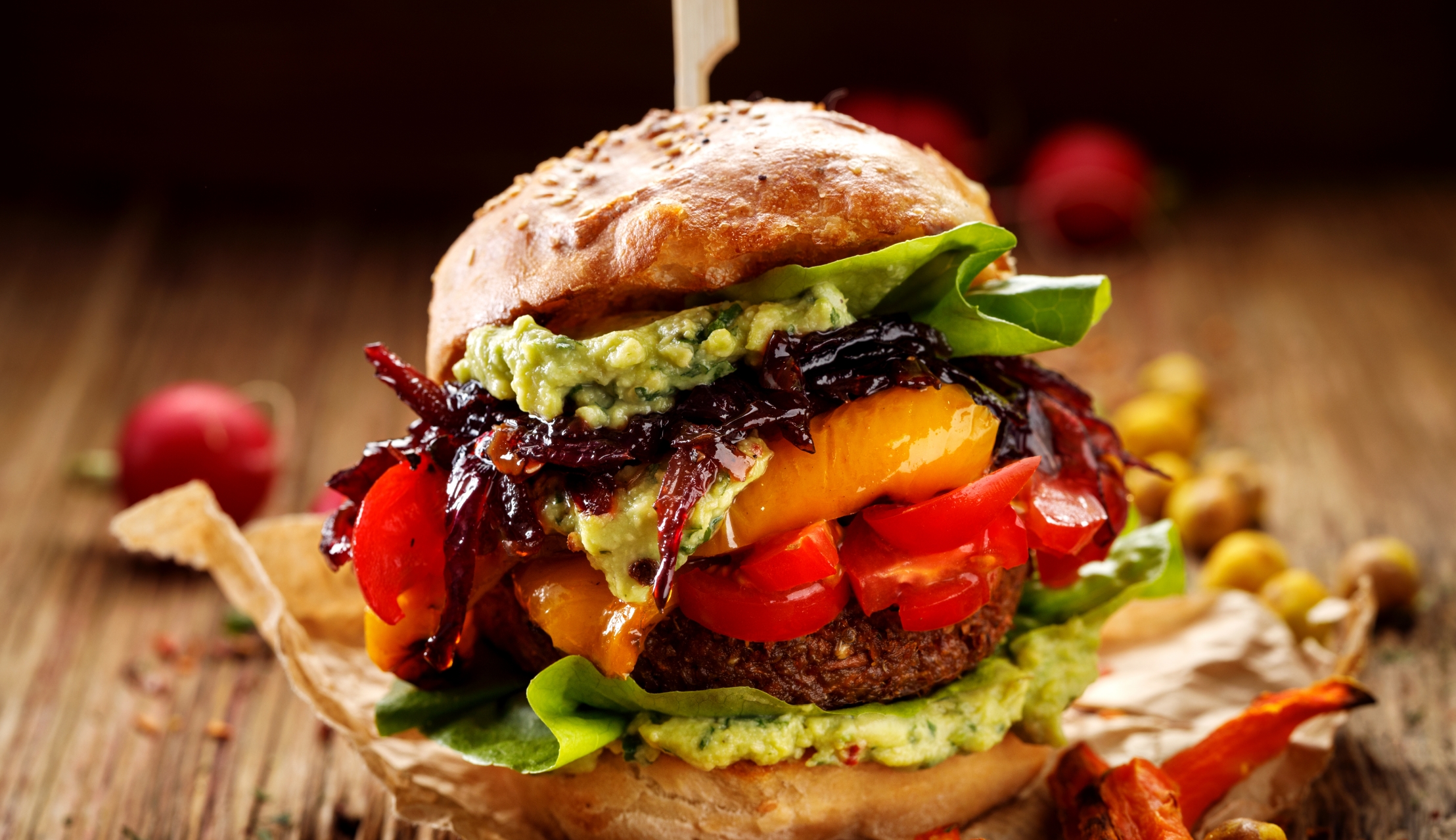 Veggi-Burger mit Quinoa und Avocado Burger mit frischen Zutaten, perfekt zu Wein.