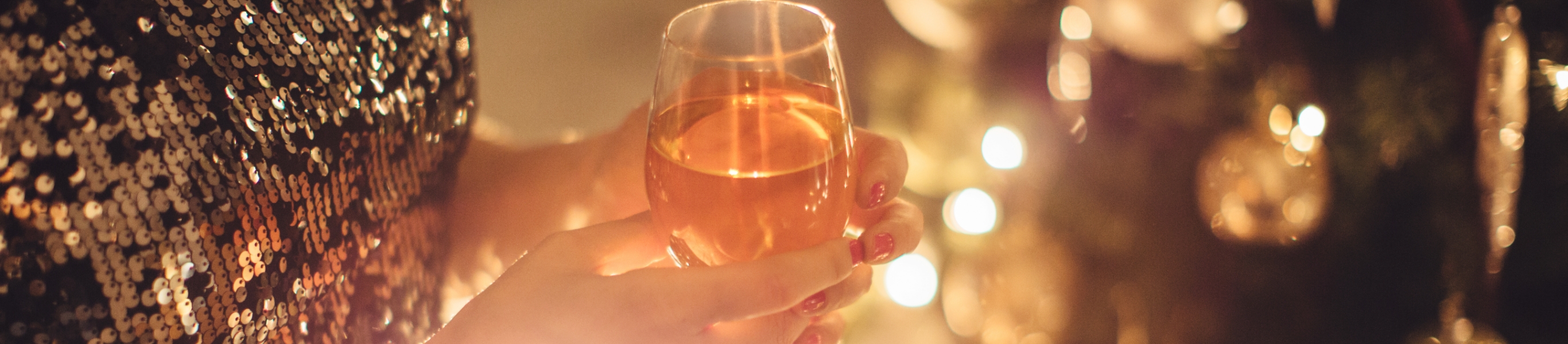 Festtagsweinprobe Glitzernde Kleidung, Wein Glas, festliche Stimmung.
