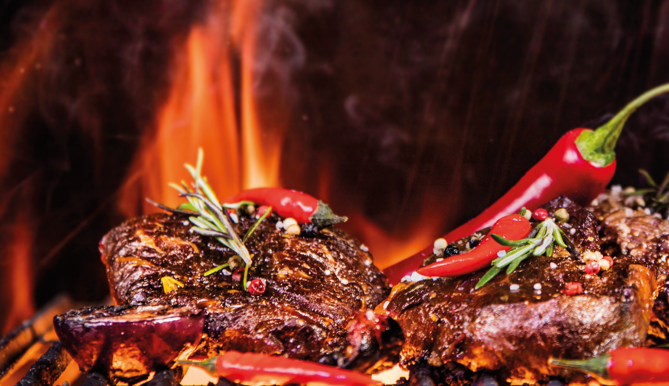 Grillfleisch mit Kräutern, Gewürzen und Peperoni, passend zu Wein