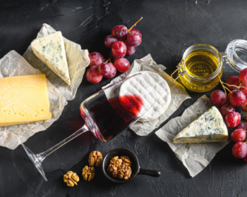 Wein und Käse  Rotwein, Käse, Trauben: Perfekte Weinbegleitung für Genießer