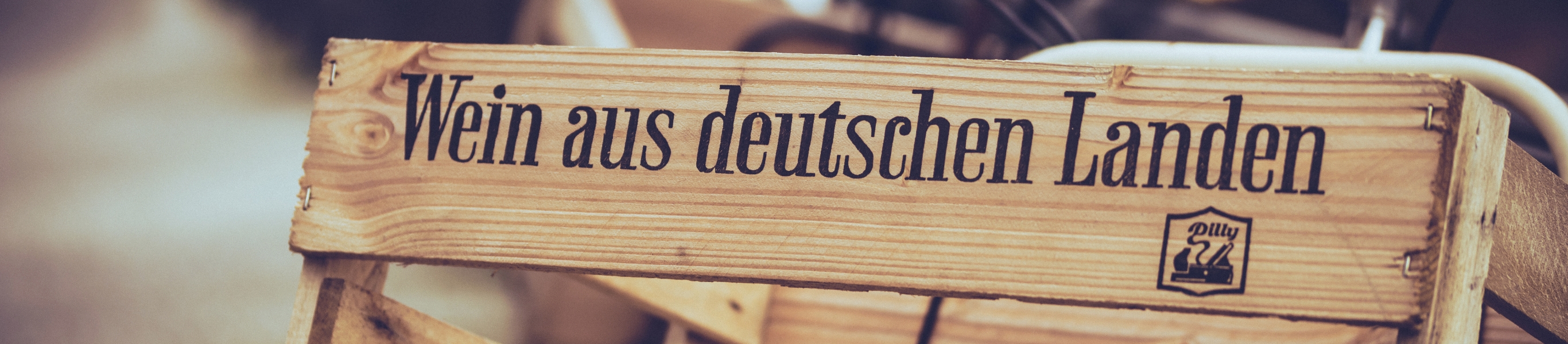 Leider abgesagt: Reise durch Deutschland Wein aus deutschen Landen, Holzschild in Vintage-Optik