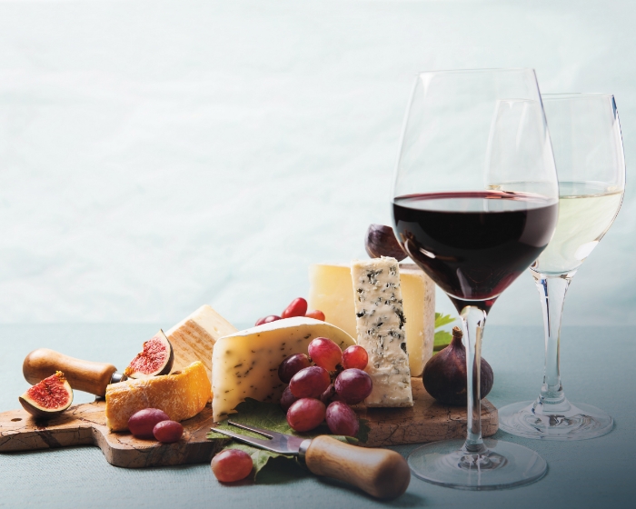 Käse, Trauben, Feigen und Wein - Genuss-Arrangement