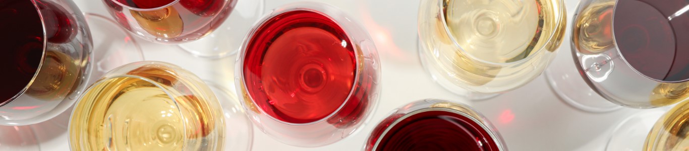 Weingläser mit Rot-, Rosé- und Weißwein, Draufsicht. Weingläser mit Rot-, Rosé- und Weißwein, Draufsicht.
