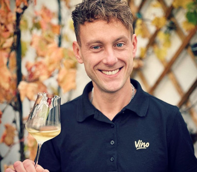 Weinkenner mit Weinglas und Lächeln, Weinauswahl
