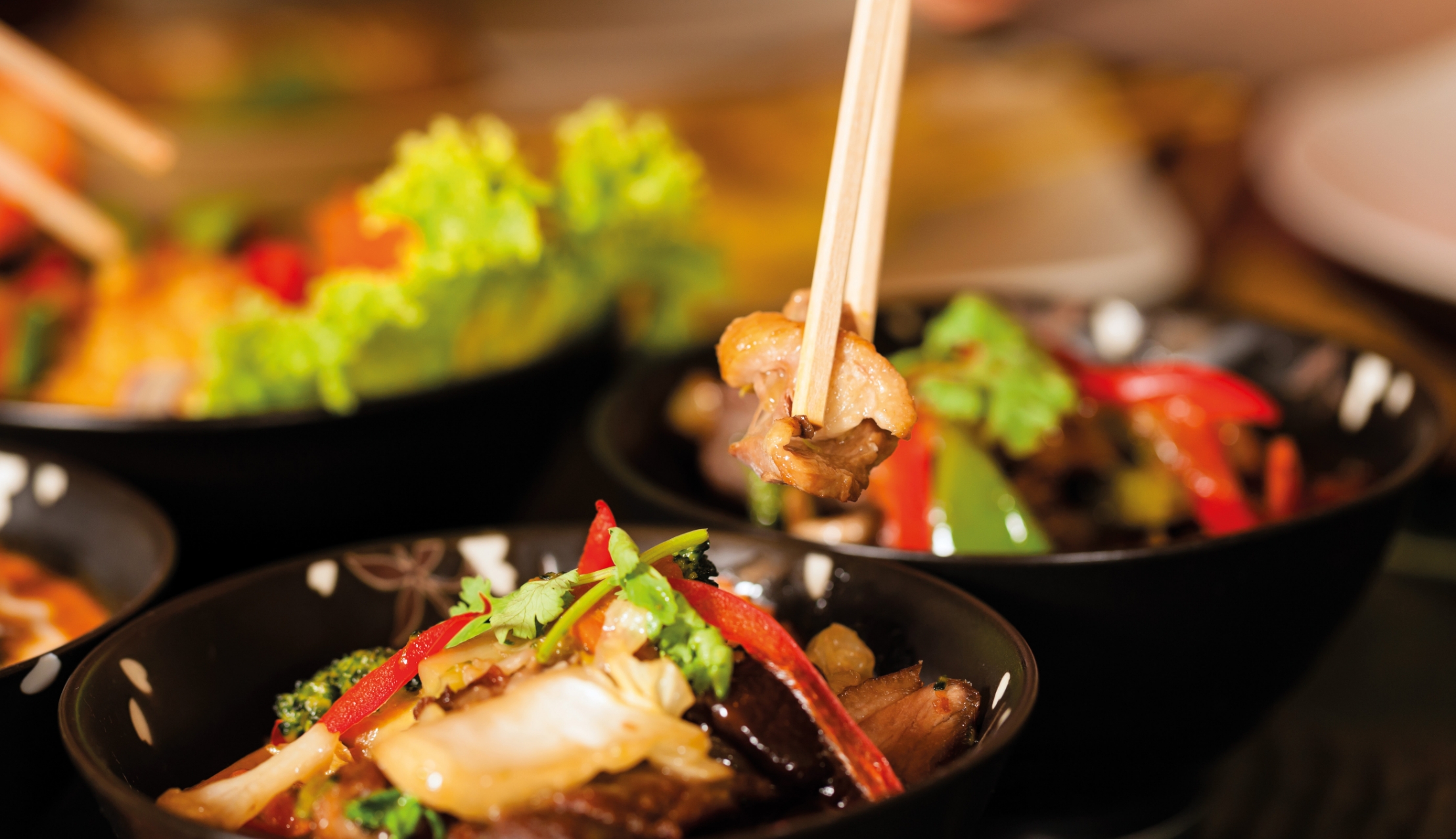 Huhn Asiatisch Speisen-Inspiration: Essen und passender Wein-Genuss