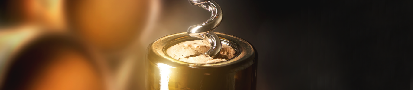 Korkenzieher beim Öffnen einer Weinflasche