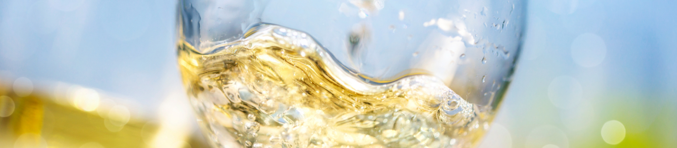 Glas Weißwein, detailreiche Aufnahme, Wein, Sommergetränk