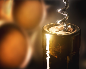 Korkenzieher öffnet Weinflasche, Wein-Shop