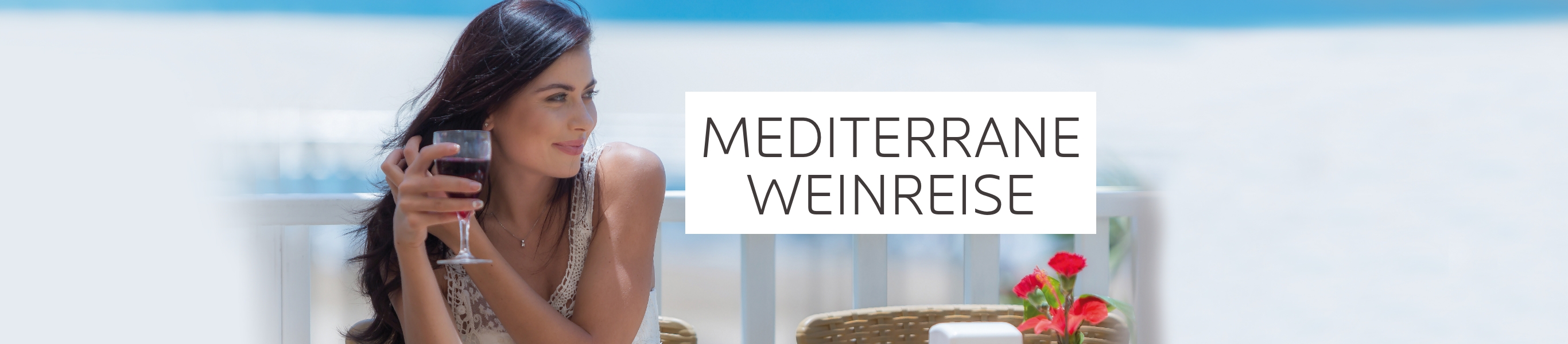 Mediterrane Weinreise: Frau trinkt Wein am Meer