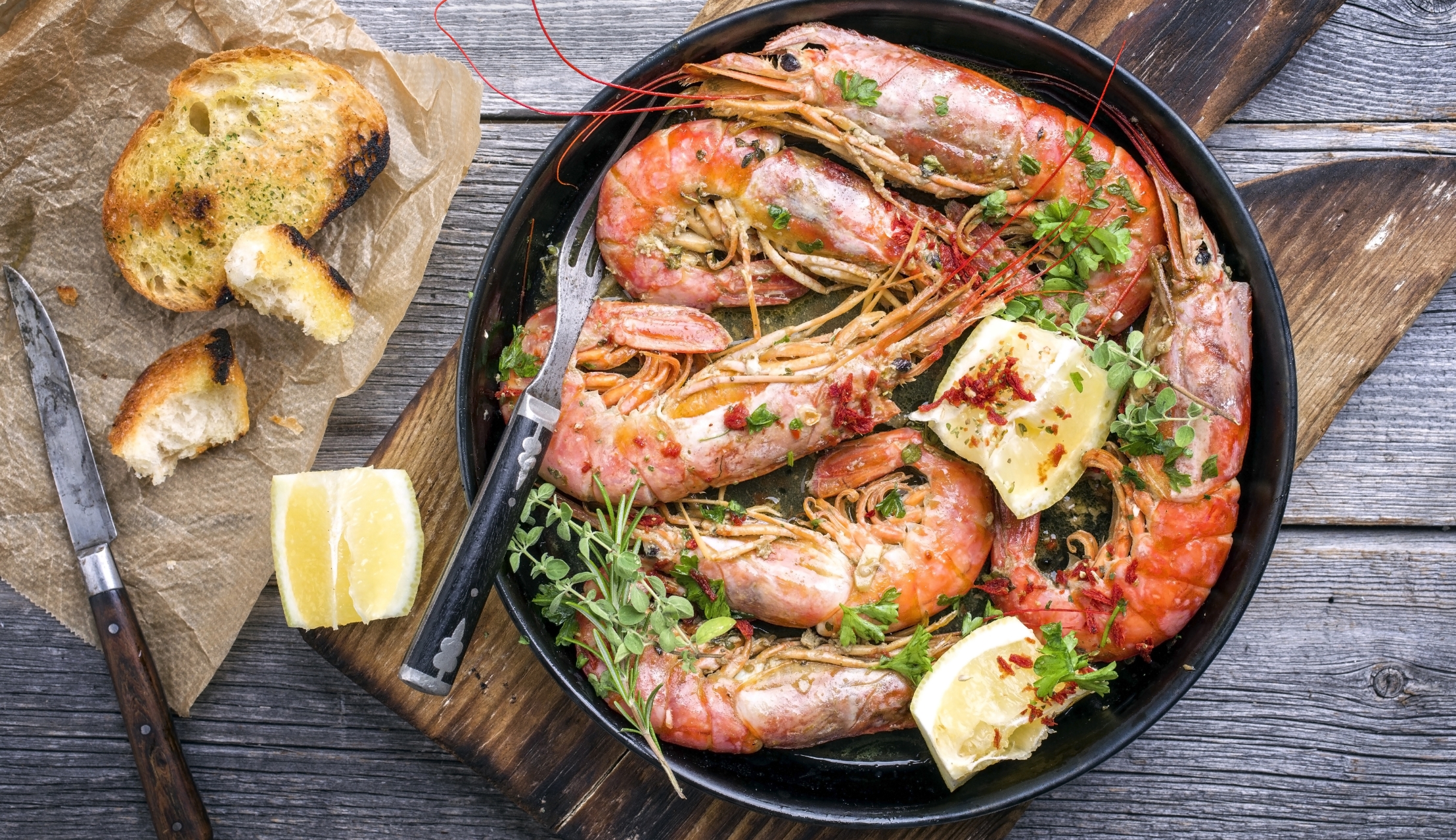 Gegrillte Garnelen mit Brot, Zitrone und Wein genießen