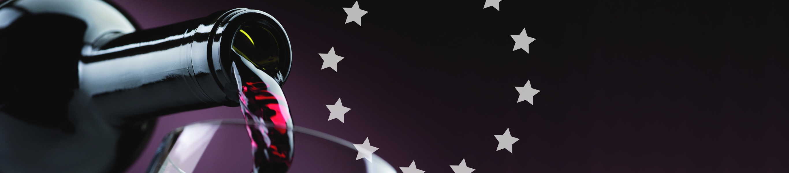 Rotwein gießt in Glas, Wein Online-Shop, Europa-Wein