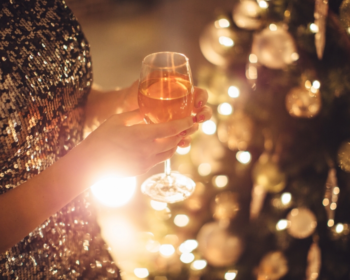 Bereits ausgebucht: Festtagsweinprobe Wein Glas mit Weihnachtsstimmung, festlicher Anlass