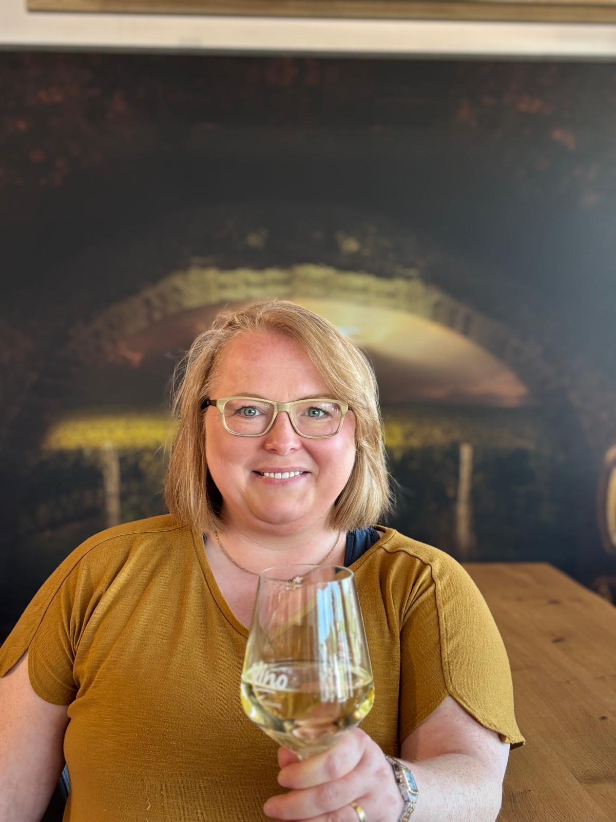 Frau mit Weinglas: Weinprobe im gemütlichen Ambiente