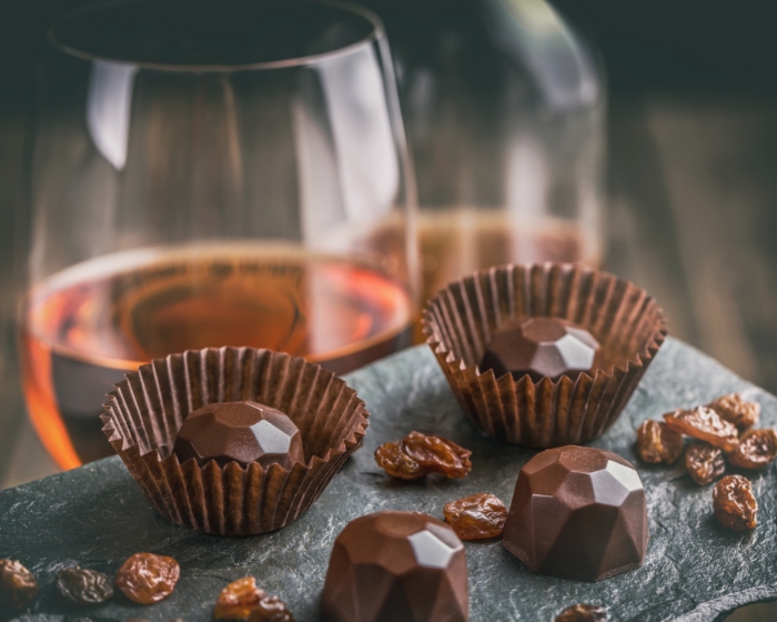 Schokoladenpralinen und Wein, ideal zum Verschenken und Genießen