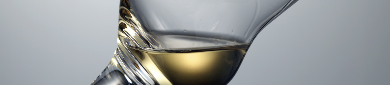 Grappa-Verkostung mit Franco Olivetti von Marzadro Wein im Glas, goldgelbe Farbe, Nahaufnahme, Detail