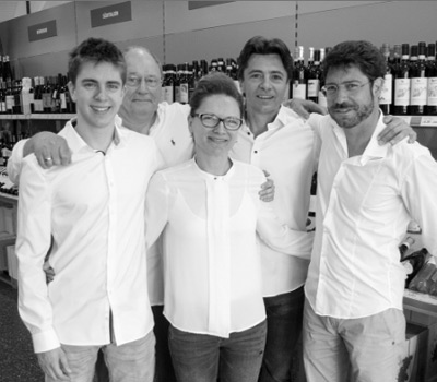 Team vom Weinhändler in seinem Weinladen