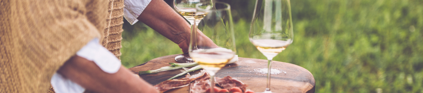 Weingläser, Aufschnitt und Wein, Genuss im Freien